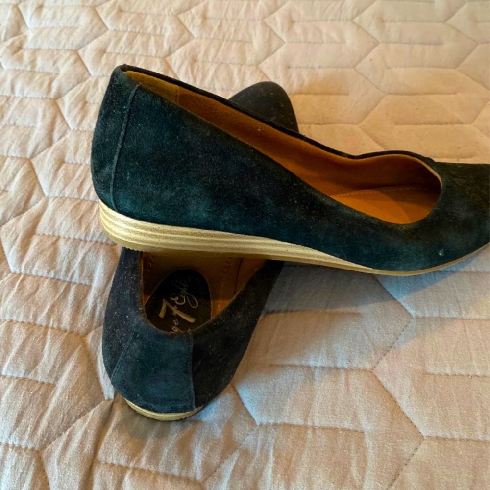 Size 7, velvet feel flats